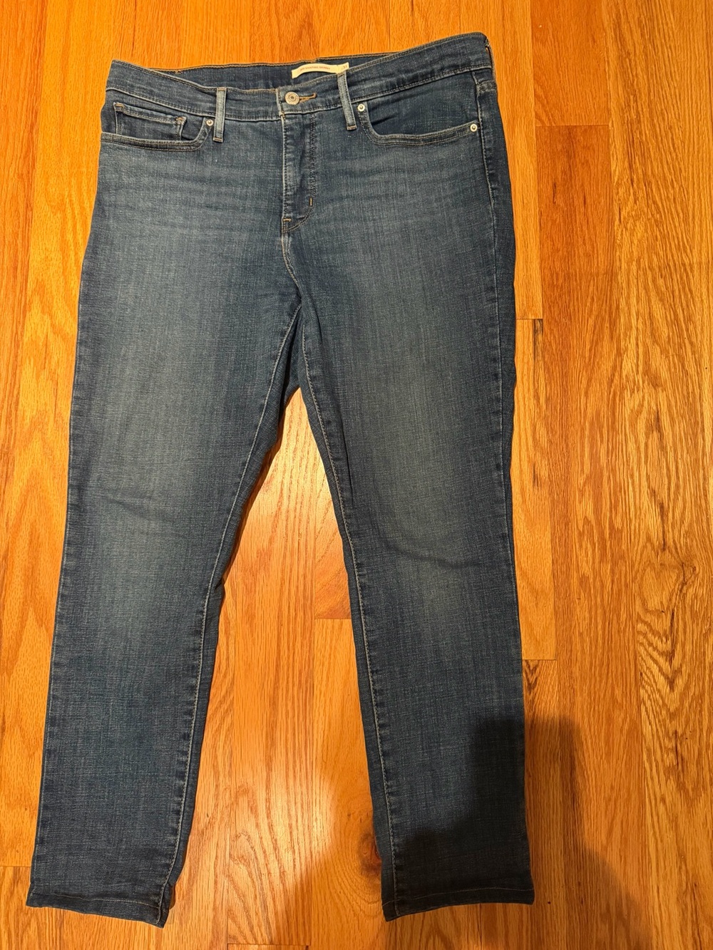 Levi's Women's Skinny Jeans in Dark Blue Wash size 31